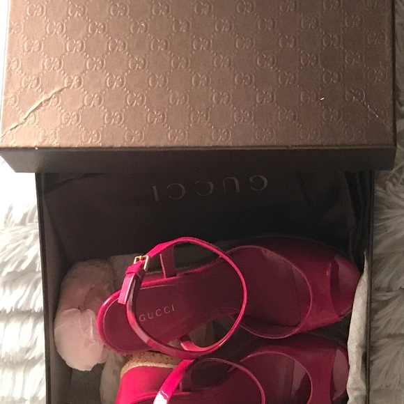 A pair of Gucci Sandals - Picture 4 of 6